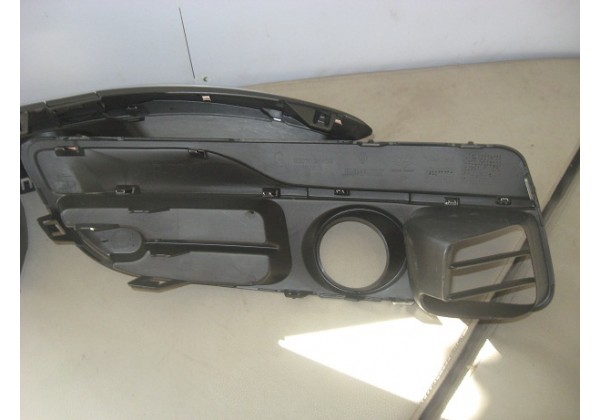 Заглушка ліва , (решітка) протитуманних фар бампера переднього  Renault Laguna III, 620102560R